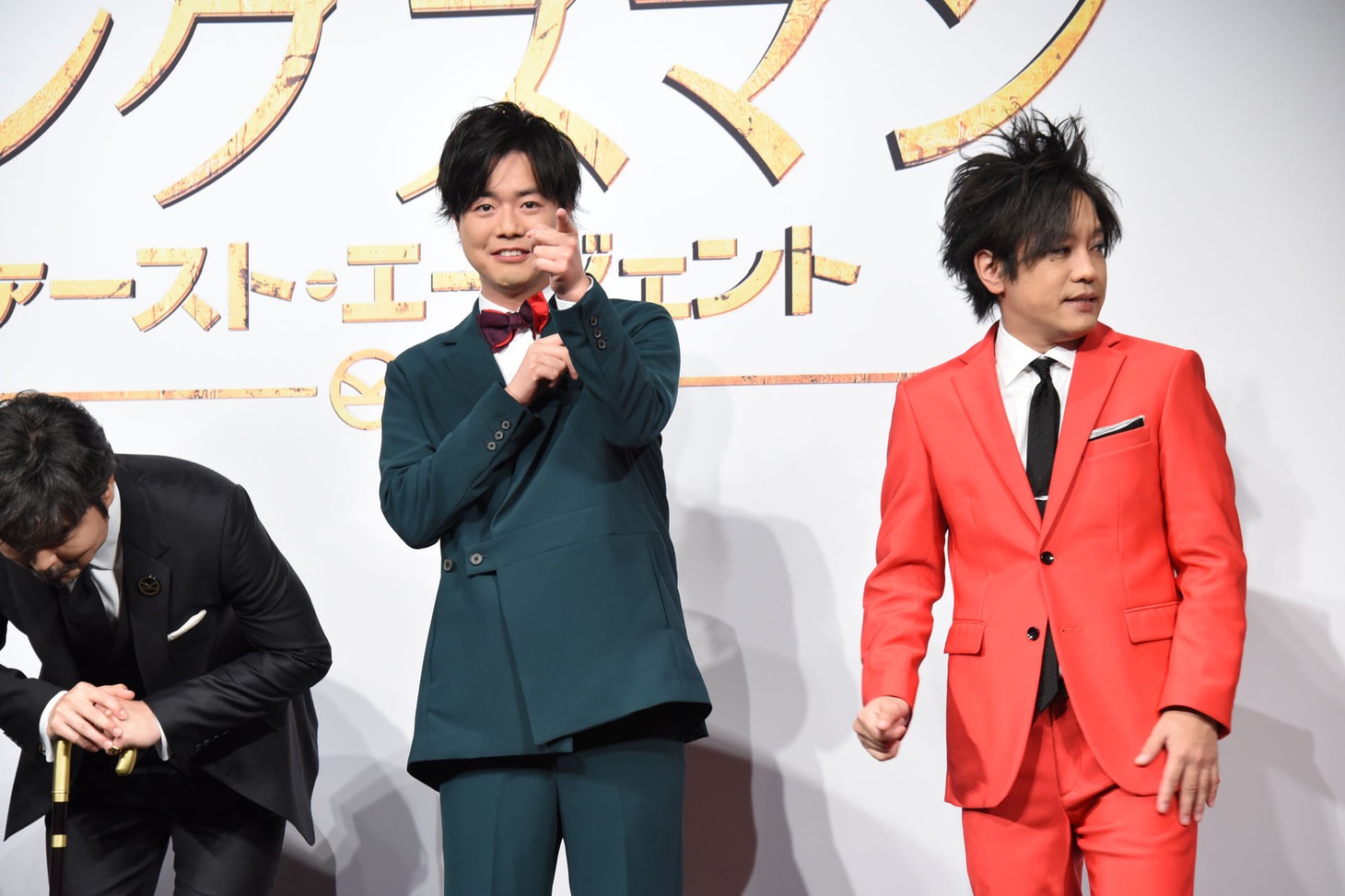 退場時、カメラに視線をくれるぺこぱシュウペイ（中央）。