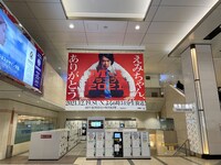 「M-1グランプリ2021」広告が掲出された阪急梅田駅コンコースの様子。