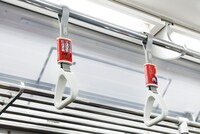 都営地下鉄大江戸線のつり革広告。