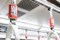 都営地下鉄大江戸線のつり革広告。