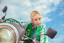 「ツートライブの正味の話 光るんですわ2-wayイヤアクセサリー」着用写真