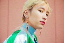 「ツートライブの正味の話 光るんですわ2-wayイヤアクセサリー」着用写真