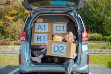 「ロングコートダディの井上さん段ボールポーチ」イメージ