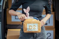 「ロングコートダディの井上さん段ボールポーチ」イメージ