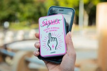 「さや香の強い気持ちで充電するねん！ モバイルバッテリー」