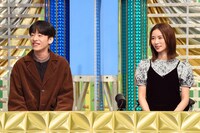 DJ 松永（左）、朝日奈央（右）。 (c)テレビ東京