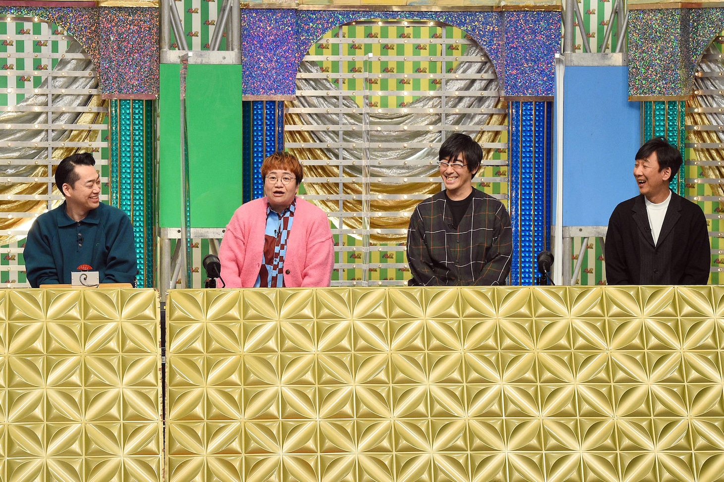 審査員のバナナマン設楽、ハリセンボン春菜、アルファルファこと東京03豊本と飯塚（左から）。 (c)テレビ東京