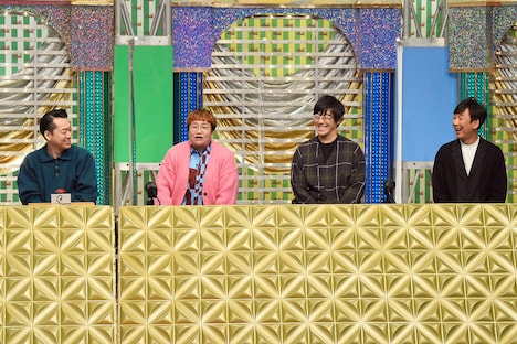 審査員のバナナマン設楽、ハリセンボン春菜、アルファルファこと東京03豊本と飯塚(左から)。