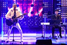 東京03角田（左）と大竹マネージャー（右）。