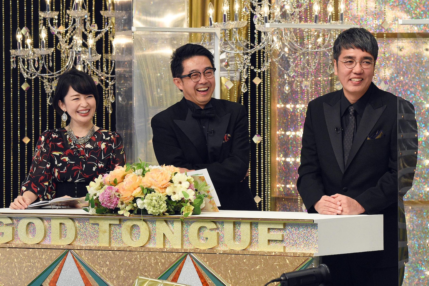 司会の松丸友紀アナウンサー、おぎやはぎ。 (c)テレビ東京