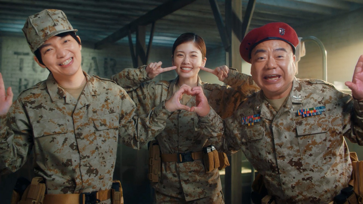 「トップウォー」のテレビCM「驚異の新人」編より、パーパーほしのディスコ、小芝風花、出川哲朗（左から）。
