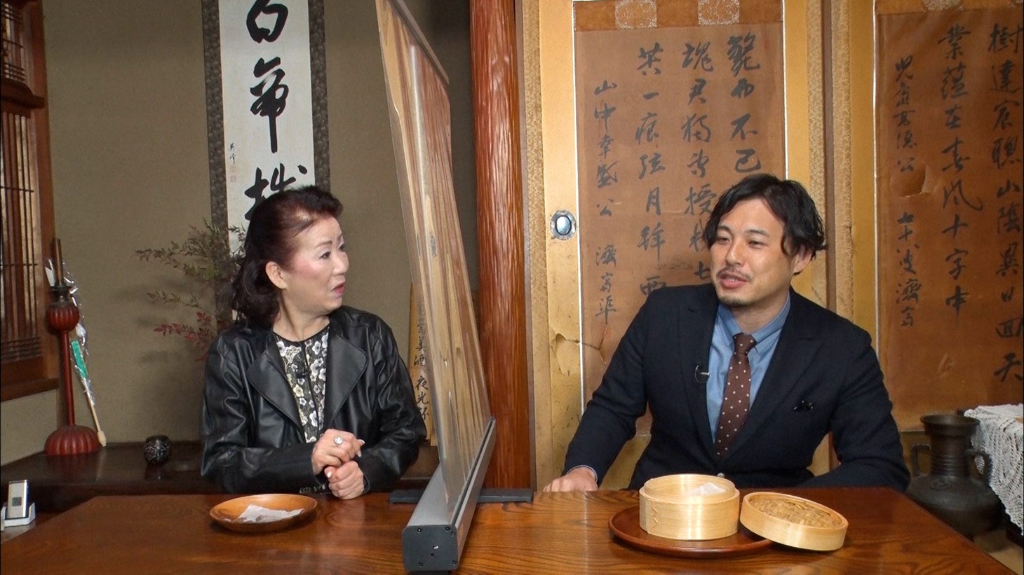 仁支川峰子とアルコ＆ピース平子。(c)テレビ朝日