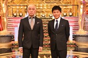 「お笑いアカデミー賞2021」総合司会のダウンタウン。(c)TBS