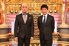 「お笑いアカデミー賞2021」総合司会のダウンタウン。(c)TBS