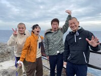 左からカミナリ、U字工事。