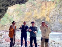 左からカミナリたくみ、U字工事、カミナリまなぶ。