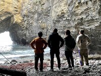 左からカミナリたくみ、U字工事、カミナリまなぶ。