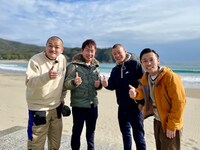 左からカミナリまなぶ、U字工事、カミナリたくみ。