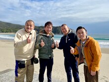 左からカミナリまなぶ、U字工事、カミナリたくみ。