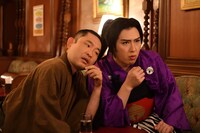 左から今野浩喜、尾上松也。(c)ドラマ「まったり！赤胴鈴之助」製作委員会