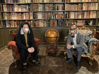 左からピース又吉、かもめんたる・う大。