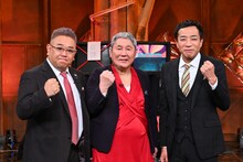 「ビートたけしの公開！お笑いオーディション」MCのビートたけし（中央）とサブMCのサンドウィッチマン伊達（左）、ナイツ塙（右）。(c)TBS