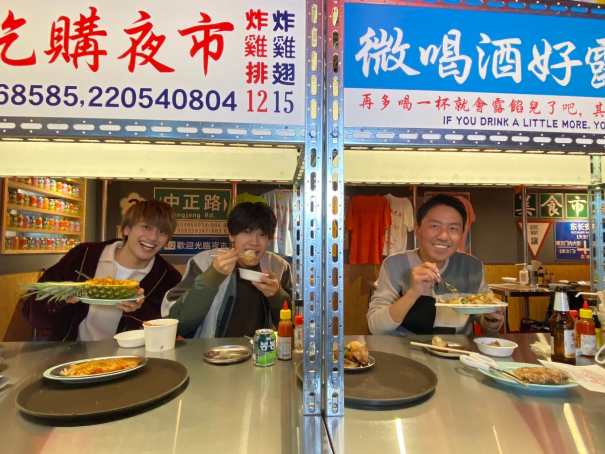 左から小島健、佐野晶哉、チュートリアル福田。(c)読売テレビ