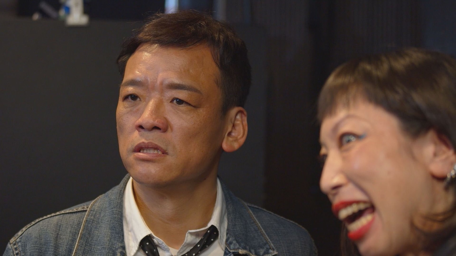 「勝手にライブをしやがれ!!」で主人公・中尾を演じる森田展義（左）。