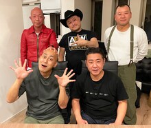 DVD「錦鯉 独演会『こんにちわ』」の副音声に出演する錦鯉と（後列左から）バイきんぐ小峠、ハリウッドザコシショウ、バイきんぐ西村。