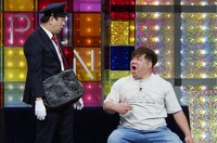 コントを披露するプラス・マイナス。