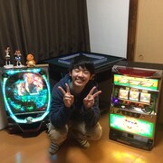 モテるために借金して購入したスロット台、パチンコ台、全自動麻雀卓と、奈良原。自宅にて。