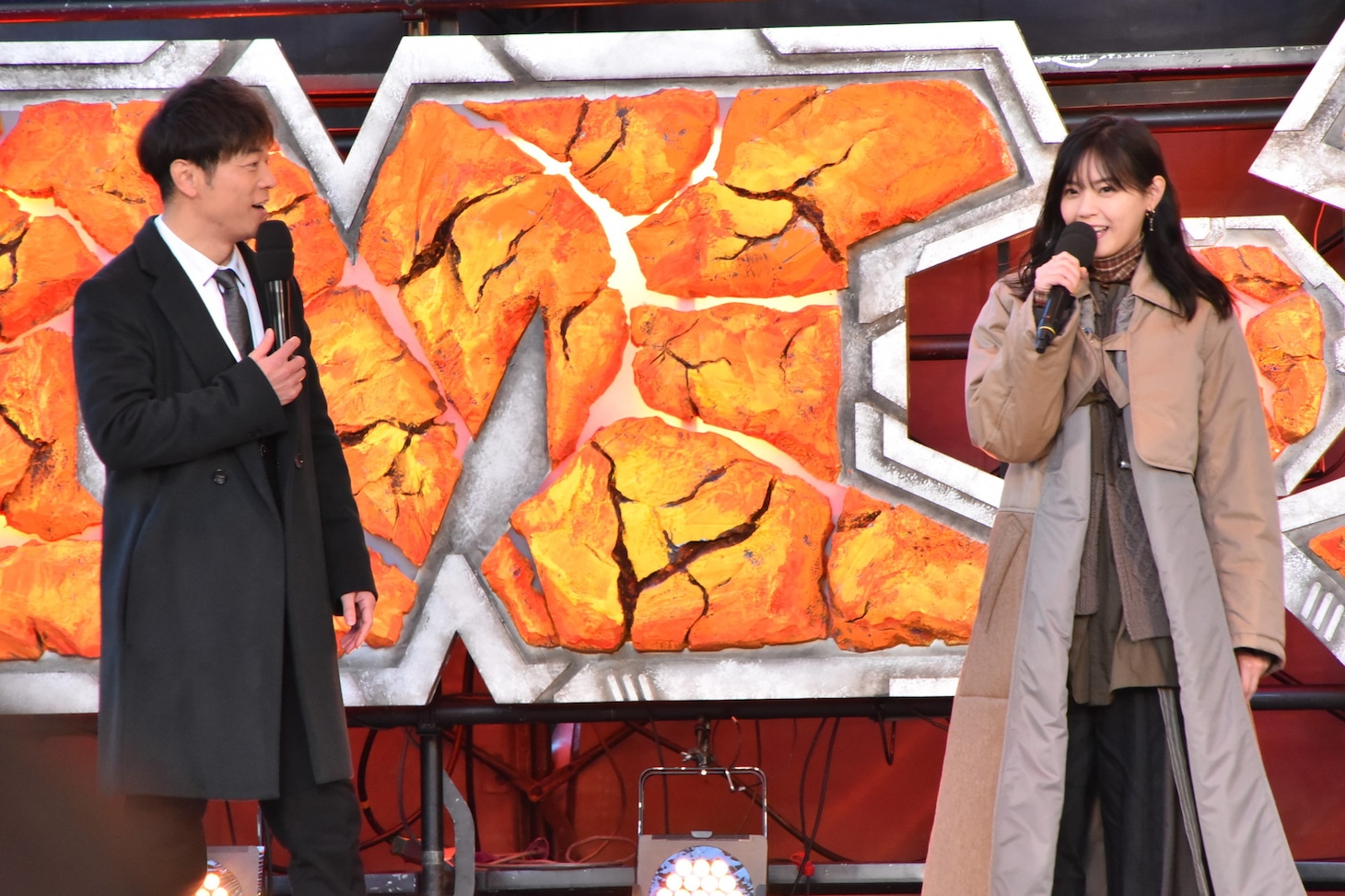 敗者復活戦のMCを務めた陣内智則と西野七瀬。