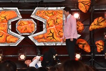 敗者復活戦のエンディングに登場したマヂカルラブリー。優勝トロフィーを抱えた野田クリスタル（左）が「来年もチャンピオンがいいー！」と駄々をこねながらステージ上をのたうち回った。