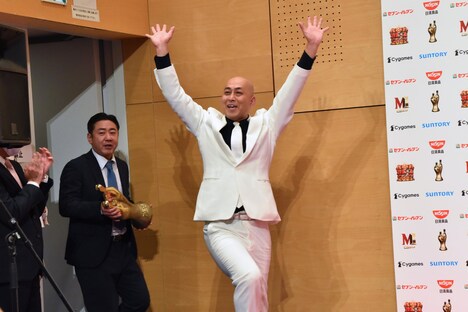 優勝会見に錦鯉が登場した場面。