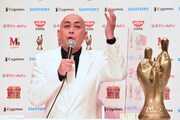優勝会見に出席する錦鯉・長谷川。