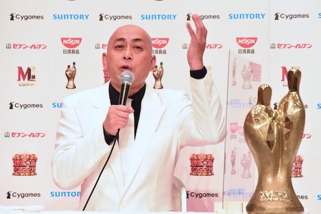 優勝会見に出席する錦鯉・長谷川。