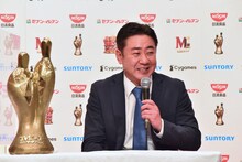 優勝会見に出席する錦鯉・渡辺。