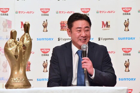 優勝会見に出席する錦鯉・渡辺。