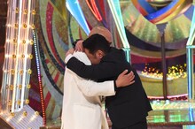 「M-1グランプリ2021」で優勝し、抱き合う錦鯉。