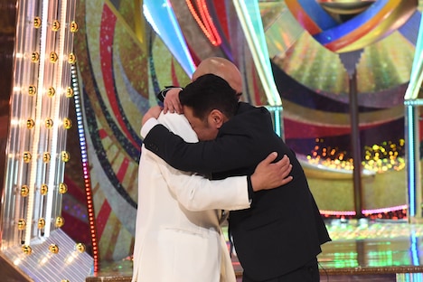 「M-1グランプリ2021」で優勝し、抱き合う錦鯉。