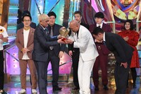 松本人志からトロフィーを受け取る錦鯉。