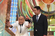 ファーストラウンドでネタを披露する錦鯉。