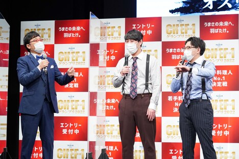 MCの南海キャンディーズ山里(左)とスペシャルサポーターのオズワルド。