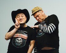 「Amazon プライム・ビデオ 最新＆傑作ガイド」より、ハリウッドザコシショウ（左）と野性爆弾くっきー！（右）。