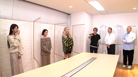 淳らがセクシー女優たちと対面するワンシーン。(c)テレビ朝日