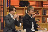 左からEXILE TETSUYA、EXILE TAKAHIRO。(c)読売テレビ