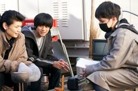 映画「瑠璃とカラス」撮影中の様子。