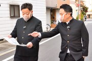 「ダイアンの登校中」より、芸人たちの通学路でロケを展開するダイアン。(c)MBS