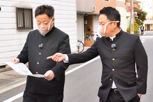 「ダイアンの登校中」より、芸人たちの通学路でロケを展開するダイアン。(c)MBS