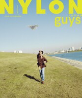 「NYLON JAPAN」2022年3月号の表紙（裏面）。